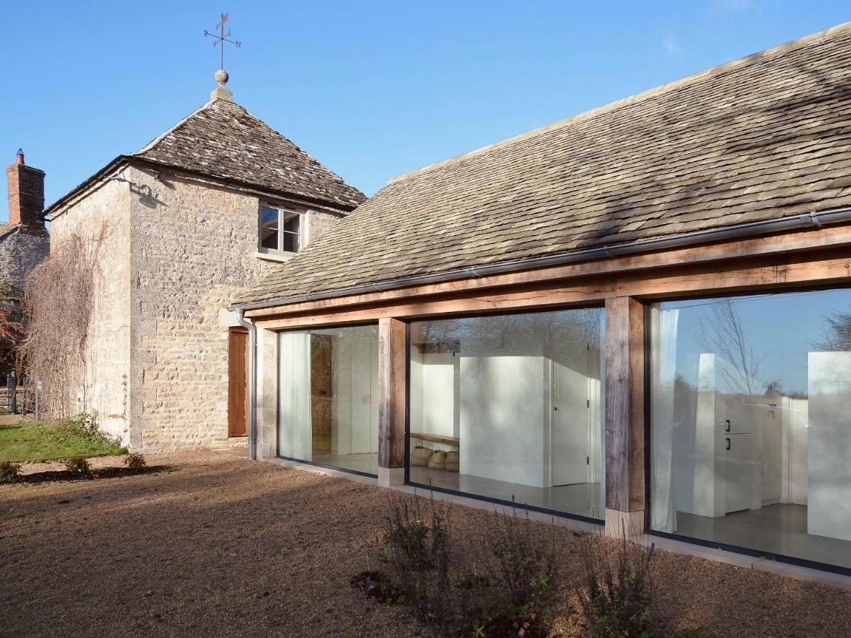 High Cogges Farm Holiday Cottages - The Cart Shed วิทนีย์ ภายนอก รูปภาพ