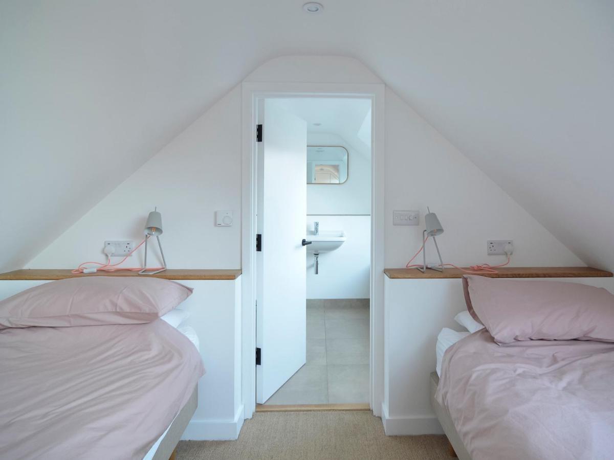 High Cogges Farm Holiday Cottages - The Cart Shed วิทนีย์ ภายนอก รูปภาพ