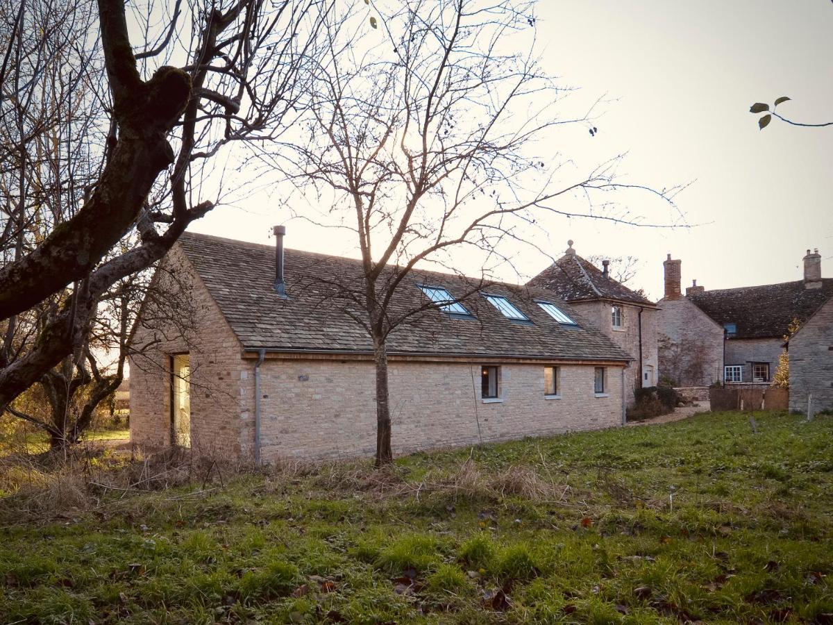 High Cogges Farm Holiday Cottages - The Cart Shed วิทนีย์ ภายนอก รูปภาพ