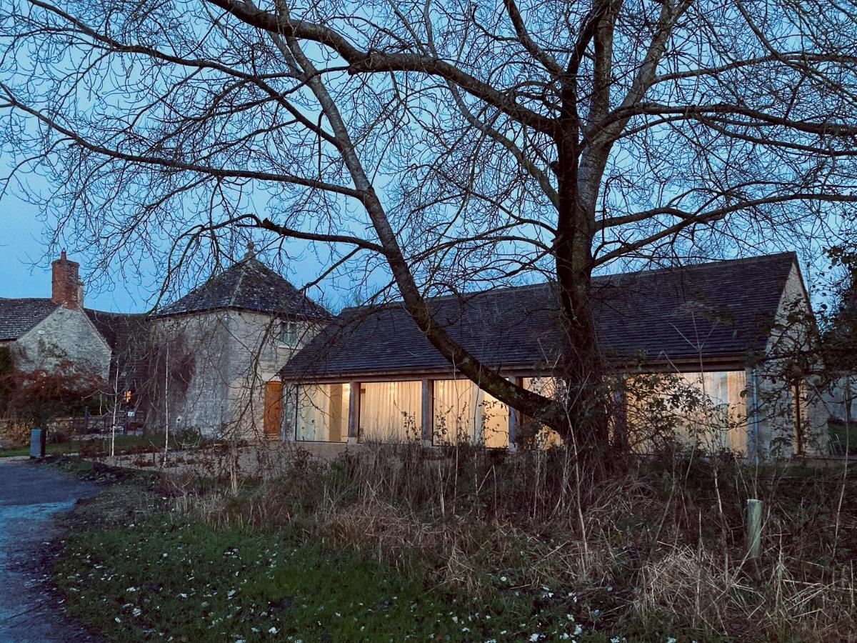 High Cogges Farm Holiday Cottages - The Cart Shed วิทนีย์ ภายนอก รูปภาพ