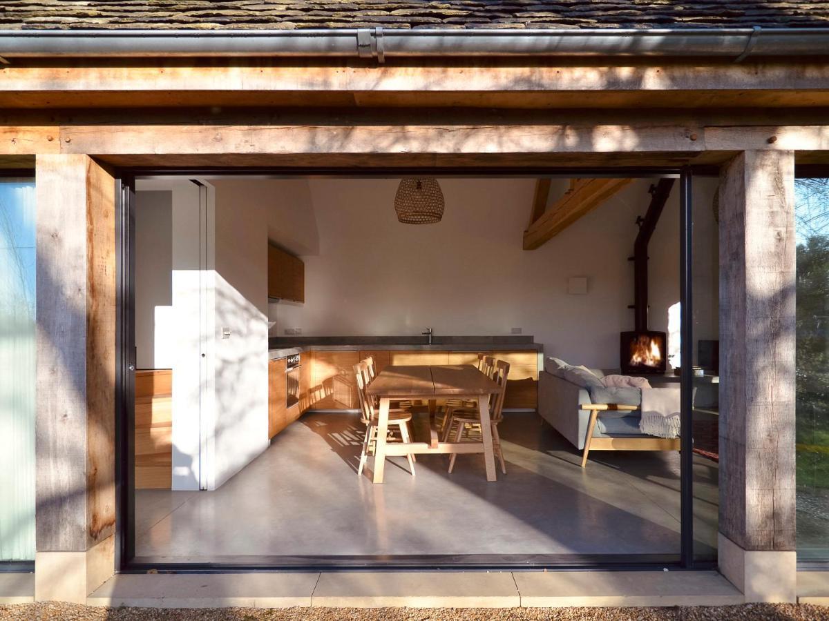 High Cogges Farm Holiday Cottages - The Cart Shed วิทนีย์ ภายนอก รูปภาพ