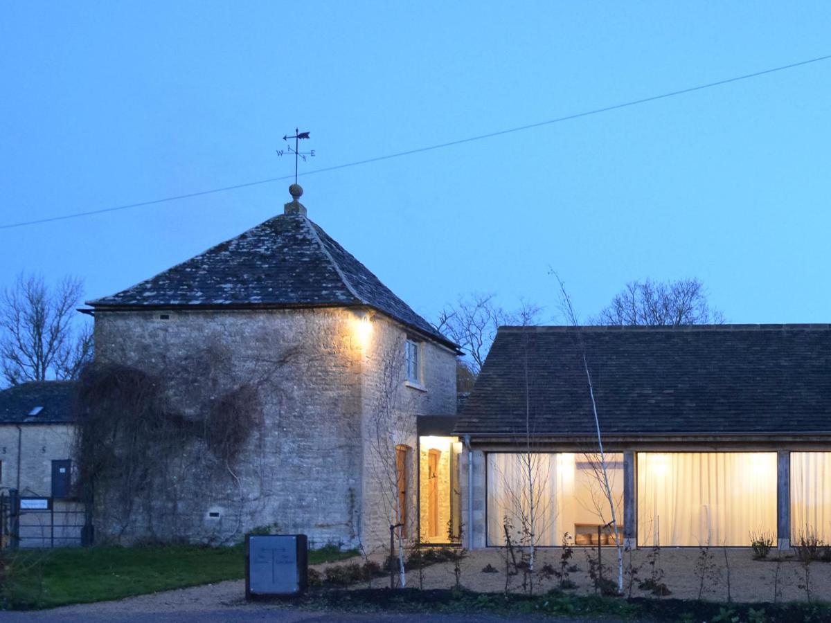 High Cogges Farm Holiday Cottages - The Cart Shed วิทนีย์ ภายนอก รูปภาพ